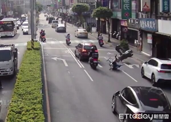 ▲▼廖男剛下班就毒駕騎機車逆向撞上徐男。（圖／記者陸運陞翻攝）