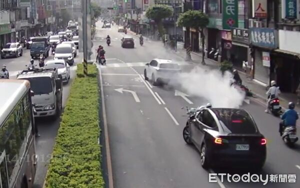 ▲▼廖男剛下班就毒駕騎機車逆向撞上徐男。（圖／記者陸運陞翻攝）