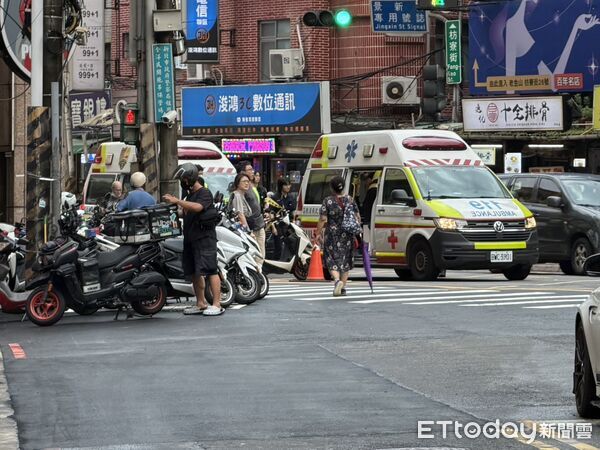 快訊／中和下班尖峰驚傳墜樓！49歲女「砸中2警車」 命危送醫