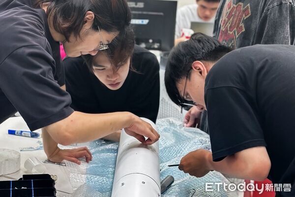 ▲虎科大「星際奇點」學生團隊由12名學生組成，歷時11個月完成火箭設計、製造、測試及實際發射，勇奪2026台灣盃火箭競賽3K組第一名。（圖／記者游瓊華翻攝）