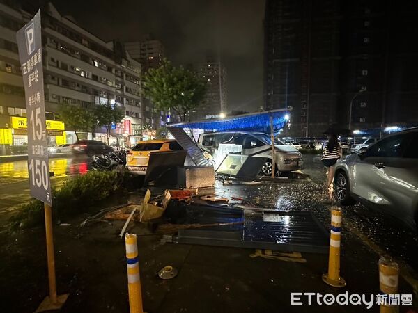 快訊／高雄計程車失控「一路撞」！母女遭撞 再衝停車場撞4車