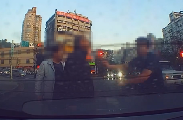 ▲▼控路人砸車還亮刀逼近！駕駛踹倒對方被起訴　檢：大可直接跑掉。（圖／翻攝自threads）