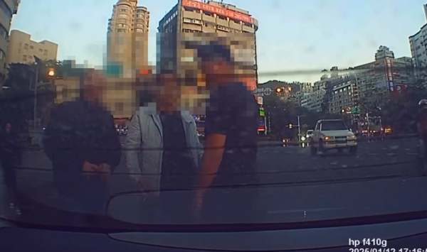黑衣男砸車還亮刀攻擊！他踹倒對方被起訴傷害 檢：你可以跑走
