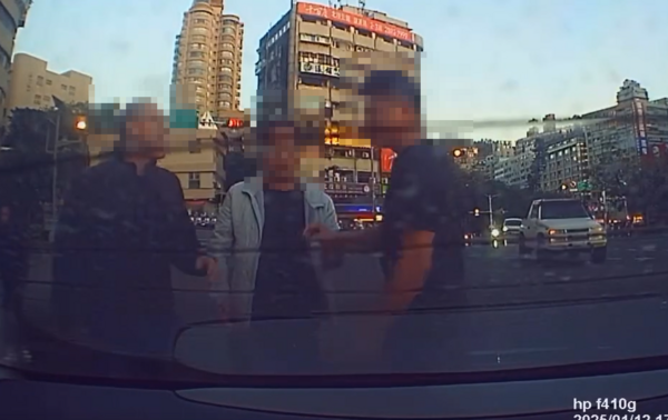 ▲▼控路人砸車還亮刀逼近！駕駛踹倒對方被起訴　檢：大可直接跑掉。（圖／翻攝自threads）