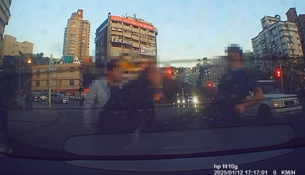 ▲▼控路人砸車還亮刀逼近！駕駛踹倒對方被起訴　檢：大可直接跑掉。（圖／翻攝自threads）