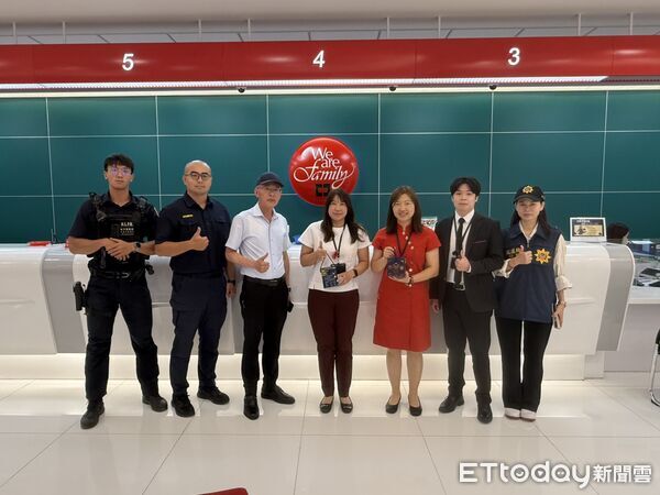 ▲▼成功阻詐，花蓮警分局感謝富邦銀行花蓮分行資深理財專員、經理及中國信託花蓮分行第一線從業人員積極察覺異狀、主動通報。（圖／花蓮警分局提供，下同）