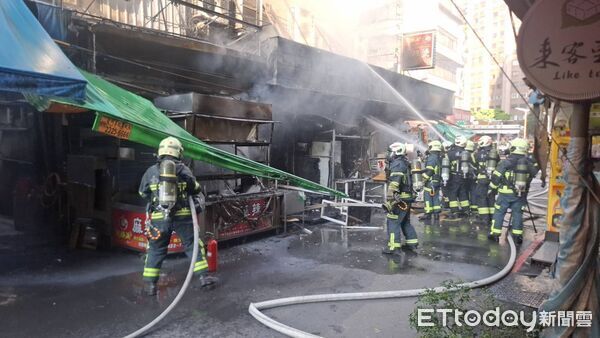 臨江街夜市麻辣燙攤突竄火煙！隔壁超商也遭殃 一片焦黑畫面曝