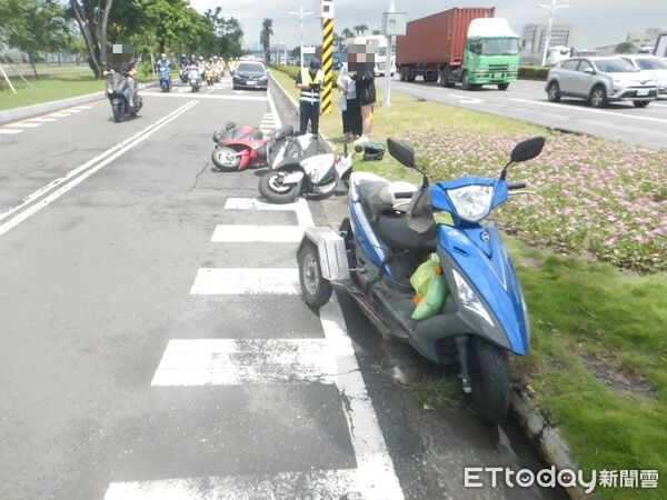 男騎車突暈眩趴龍頭！後座女狂按喇叭提醒 保齡球式掃倒2機車
