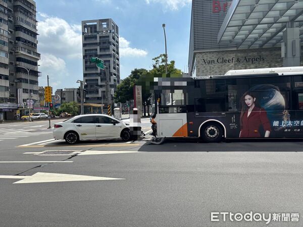 ▲▼自小客車右轉撞上公車車頭，駕駛手腳擦挫傷。（圖／記者邱中岳翻攝）