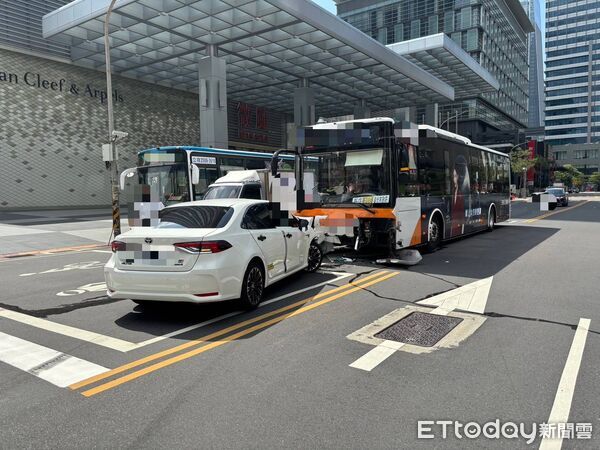 ▲▼自小客車右轉撞上公車車頭，駕駛手腳擦挫傷。（圖／記者邱中岳翻攝）