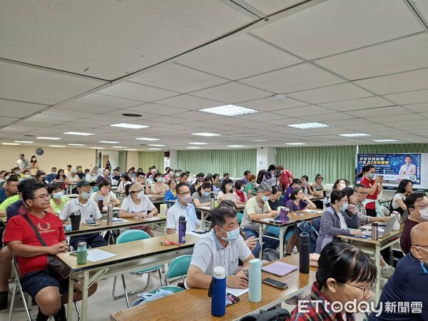 ▲台南市勞工局舉辦AI應用講座，邀請許崧庭博士帶領學員掌握數位行銷及跨工具整合技巧。（記者林東良翻攝，下同）