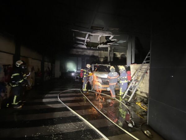 ▲彰化員林市一輛露營車離奇自燃。（圖／記者唐詠絮翻攝）