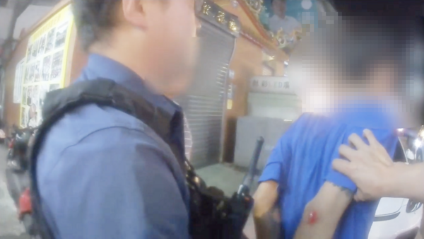 ▲桃園市蘆竹警分局今日凌晨派出快打部隊到場拘捕涉嫌持刀傷人的莊姓男子。（圖／蘆竹警分局提供）