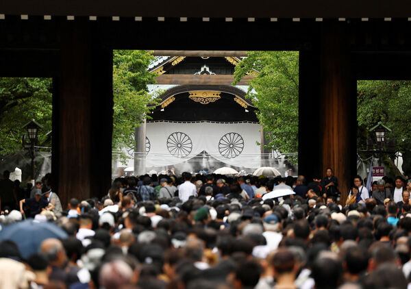 ▲▼日本民眾前往靖國神社參拜。（圖／路透）