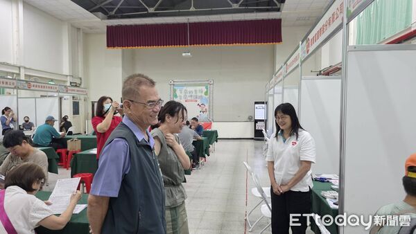 ▲台南市勞工局在中西區南美里活動中心舉辦2026年第3場中型徵才活動，28家廠商釋出逾千個工作機會。（記者林東良翻攝，下同）
