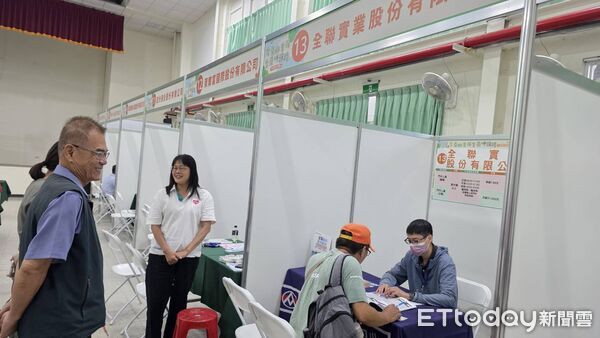 ▲台南市勞工局在中西區南美里活動中心舉辦2026年第3場中型徵才活動，28家廠商釋出逾千個工作機會。（記者林東良翻攝，下同）