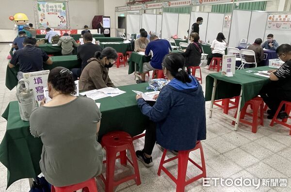 ▲台南市勞工局在中西區南美里活動中心舉辦2026年第3場中型徵才活動，28家廠商釋出逾千個工作機會。（記者林東良翻攝，下同）