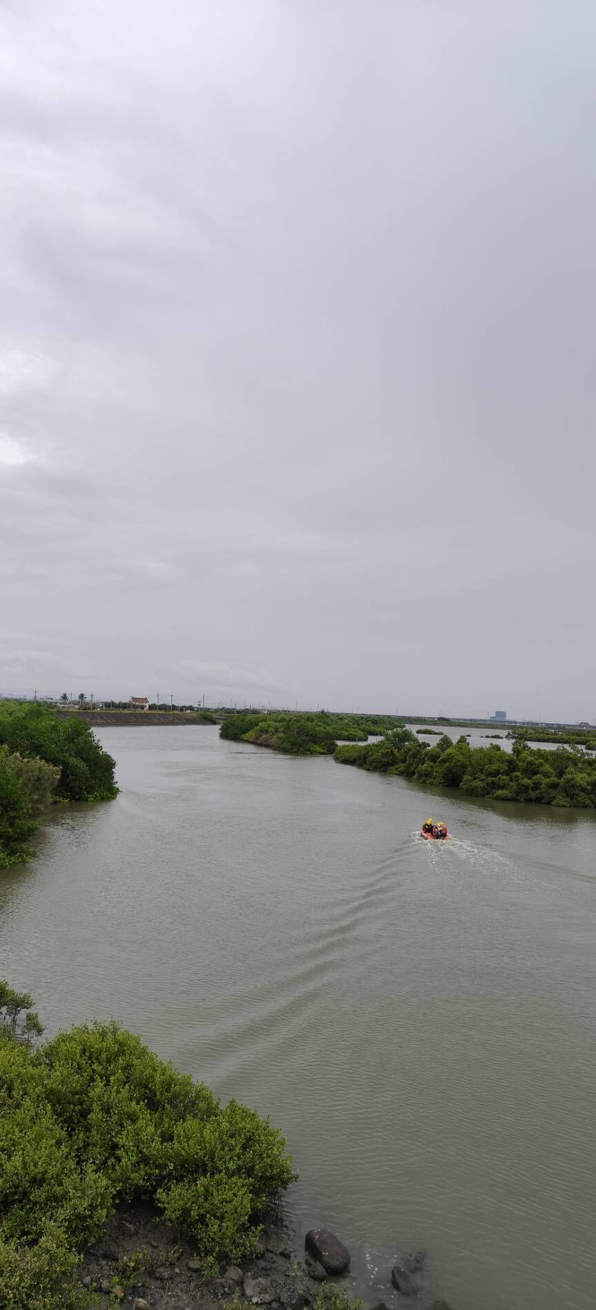 ▲台南市北門區新圍抽水站附近排水道發現1名男子，消防人員出艇進行搜索。（民眾提供，下同）