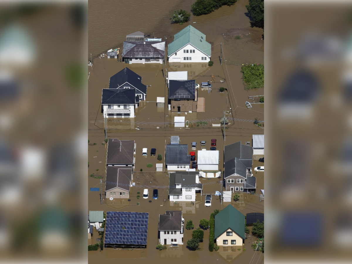 ▲▼日本千葉縣大網白裡市暴雨後，一片被洪水淹沒的地區鳥瞰圖。（圖／路透）