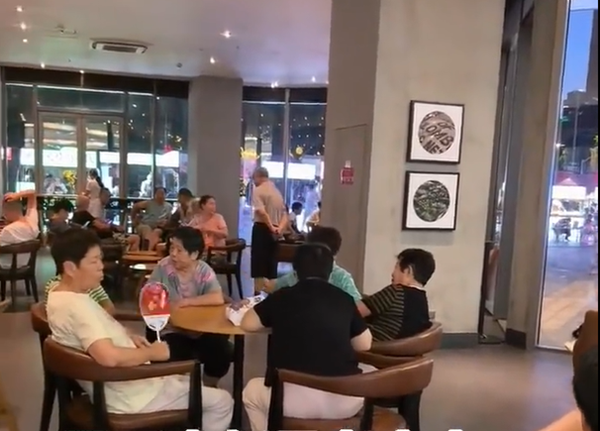 ▲大陸江蘇常州傳出亂象，許多老年人占用星巴克的位置卻不消費、單純蹭冷氣，店員無奈把空調關了。（圖／翻攝微博）