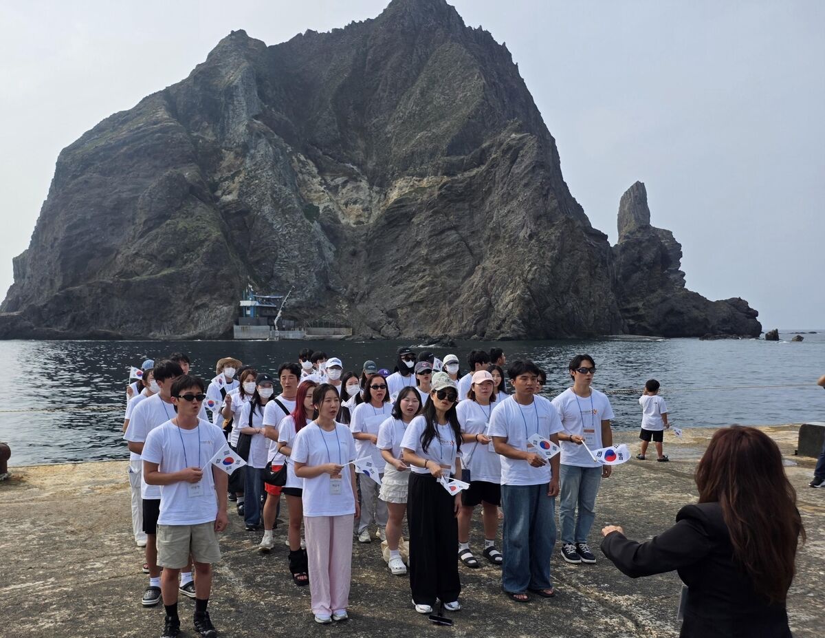▲▼為紀念光復節，南韓東國大學帶領來自北韓的脫北大學生造訪並登上獨島。（圖／東國大學）