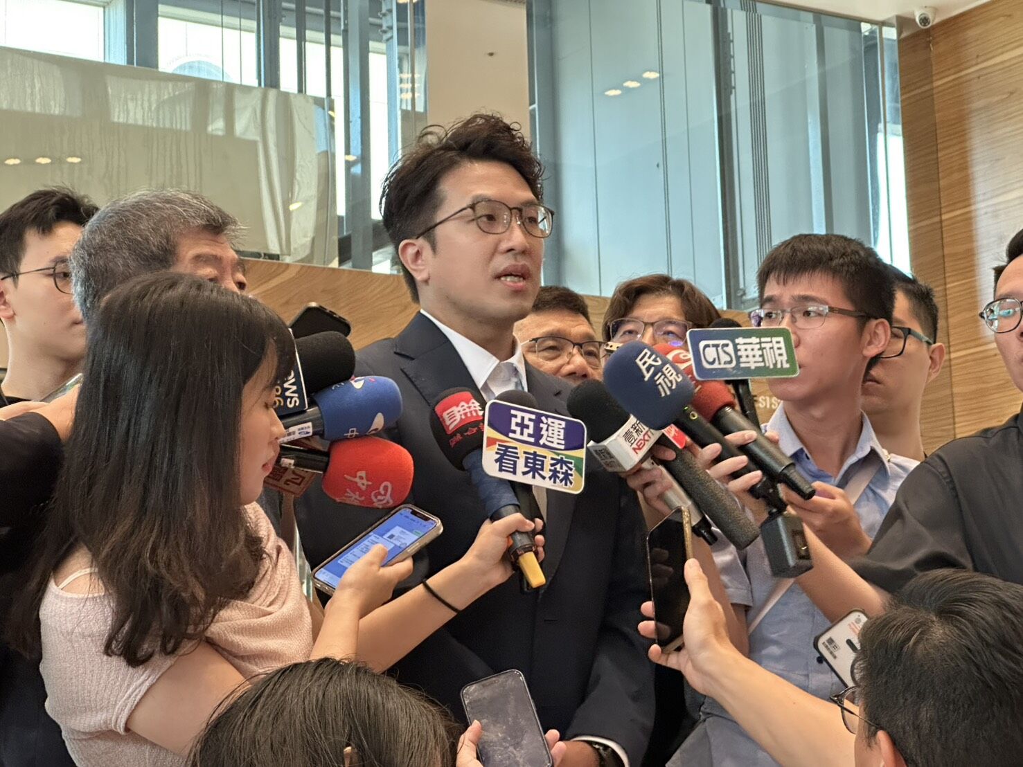 ▲▼民進黨台北市長參選人沈伯洋、行政院政委陳時中接受媒體訪問。（圖／記者詹詠淇攝）