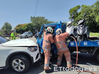 新竹3傷車禍!貨車與賓士休旅車對撞 車體變形駕駛一度受困