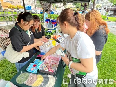 台南庇護工場中秋禮盒開賣! 7家聯手推蛋黃酥、干貝醬與月亮相框