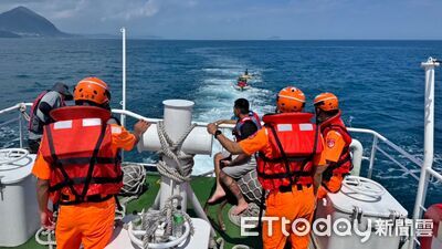 鼻頭角海流太強！3人玩SUP、橡皮艇外海受困　海巡艇急救人