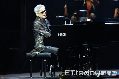 直擊／撞臉黃仁勳！72歲羅大佑開唱：韓團音樂不會比我們豐富