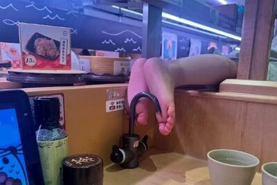 吃壽司郎遇隔桌男童「赤腳伸桌上」踩水龍頭 陸女崩潰:此生拒吃