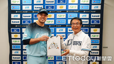 黃偉哲日本慰問林安可　送上台南芒果、火龍果盼早日復出