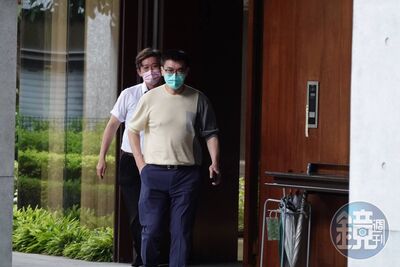 陳幸妤爆料帶女大生出國！趙建銘戴口罩現身了　從側門溜進診所