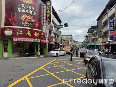 南投女駕駛撞電桿棄車落跑　車上有大量煙火爆竹+喪屍煙彈