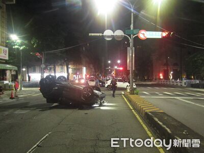 台中2車深夜街頭擦撞 黑車闖紅燈翻覆3人受傷