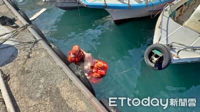 驚險一刻!基隆外木山船長固定纜繩突落海 海巡2人下水救回