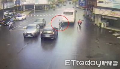 驚險畫面曝!台南騎士「標線煞車」打滑慘摔 後車急剎險吞人