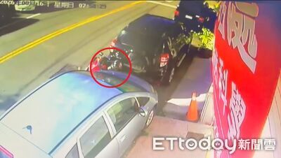 全面失控!大甲男抽「喪屍煙彈」逆向衝 慘卡2車縫隙糗大