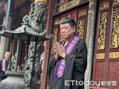 孫德榮為王凱設牌位祈福！憶當年親飛高雄挽留　聞驟逝心痛喊「怎麼可能」