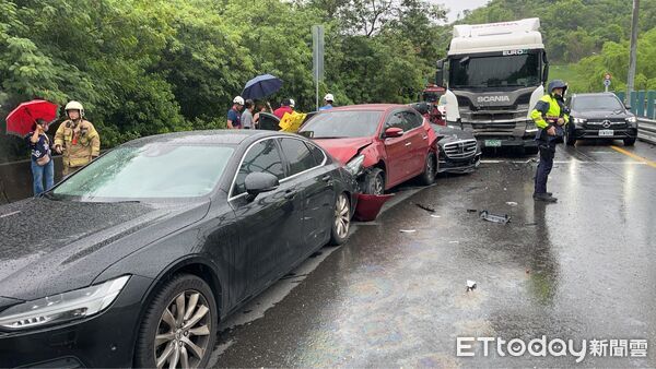 ▲▼ 快速道路5大小車連環撞 10傷送醫 。(圖/記者林東良翻攝)