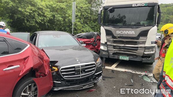 ▲▼ 快速道路5大小車連環撞 10傷送醫 。(圖/記者林東良翻攝)