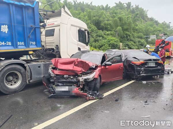 ▲▼ 快速道路5大小車連環撞 10傷送醫 。(圖/記者林東良翻攝)