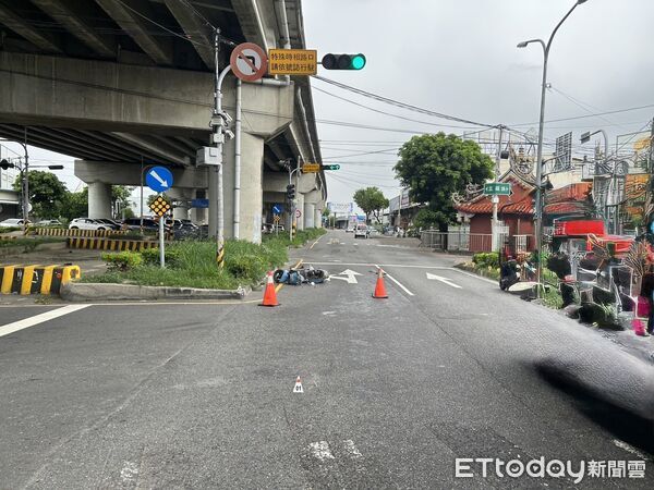 ▲▼台中機車男闖紅燈突衝撞不治,中興女在職專班生嚇呆。(圖/民眾提供,下同)