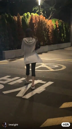 ▲泰妍被目擊「比鏡頭還單薄」。（圖／翻攝自微博）