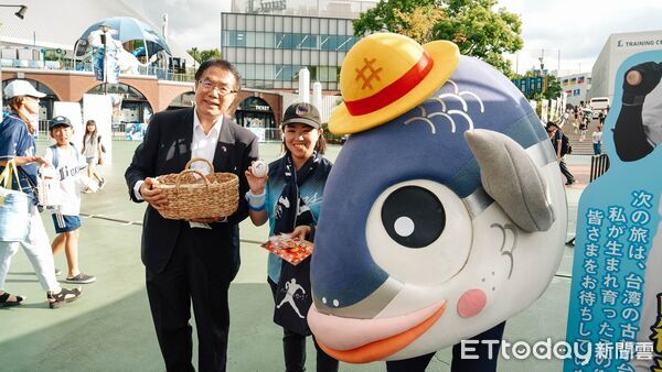 ▲台南市長黃偉哲身穿象徵台南電話區碼的「06號」球衣,在日本埼玉球場登板開球。(記者林東良翻攝,下同)