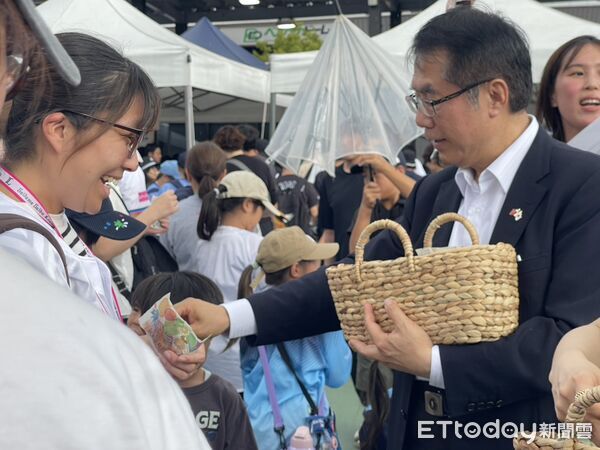 ▲台南市長黃偉哲身穿象徵台南電話區碼的「06號」球衣,在日本埼玉球場登板開球。(記者林東良翻攝,下同)