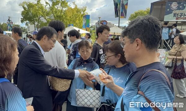▲台南市長黃偉哲身穿象徵台南電話區碼的「06號」球衣,在日本埼玉球場登板開球。(記者林東良翻攝,下同)