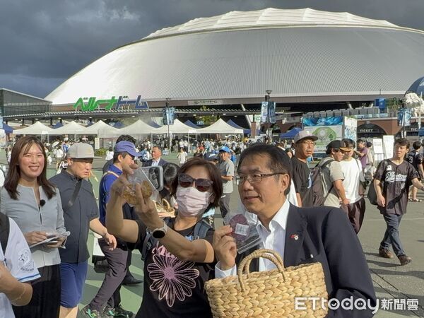 ▲台南市長黃偉哲身穿象徵台南電話區碼的「06號」球衣,在日本埼玉球場登板開球。(記者林東良翻攝,下同)