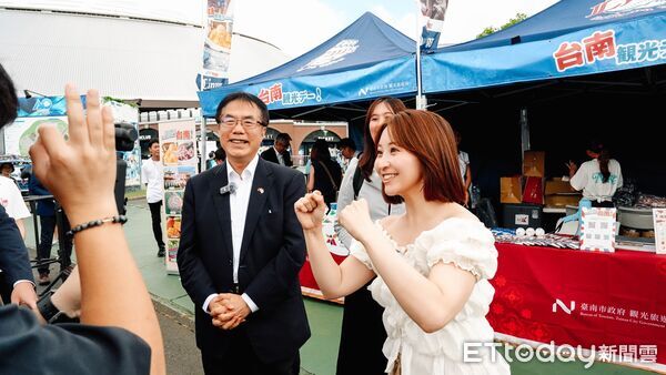 ▲台南市長黃偉哲身穿象徵台南電話區碼的「06號」球衣,在日本埼玉球場登板開球。(記者林東良翻攝,下同)