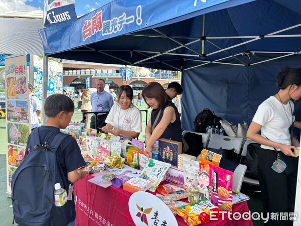 ▲台南市長黃偉哲身穿象徵台南電話區碼的「06號」球衣,在日本埼玉球場登板開球。(記者林東良翻攝,下同)